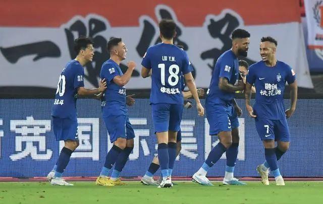 国内足球职业联赛争夺战中掀起波澜