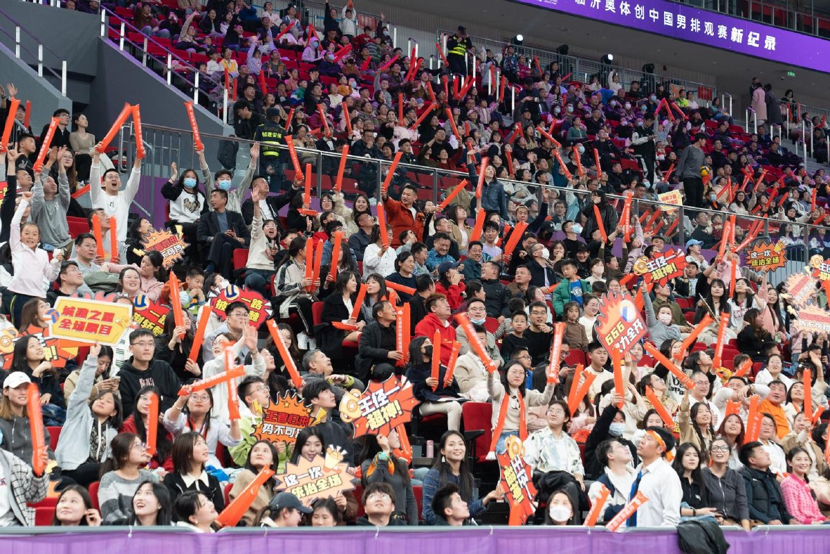 江南体育登录入口-比赛现场一片火爆，观众们为球队呐喊助威